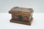 Caixa Báu confeccionada em madeira brasileira, guarnições em metal. Medidas: 10 x 15 x 9 cm.