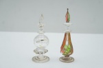 Dois perfumeiros e um difusor em vidro veneziano colorido. Maior alt. 14 cm; Menor alt. 10 cm.