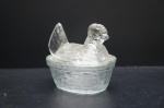 Potiche em formato de galinha em vidro translúcido, moldado. Medidas; 11 x 13 cm.