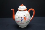 Antigo bulê para chá em porcelana japonesa, estilo Satsuma. Adornada com gueixas em paisagem rural, esmaltado com motivos na tonalidade vermelho-ferro e verde claro. Estimasse que a peça em questão seja do final do período Meiji (c. 1890) ao incio do periodo Showa (c. 1940). Alt. 18 cm.