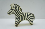 Abraham Palatnik (1928-2020) - Escultura cinética confeccionada em resina de poliéster representando "Zebra". Medidas: 12 x 15 cm.