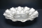 Art-Prata - Fruteira confeccionada em metal espessurado à prata, ricamente cinzelado com folhagens e vazados. Borda adornada com babados, suspensa por três pés em esfera. Marcado no fundo PRATA 90. Diâm. 30 cm.