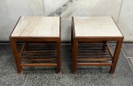 Sofisticado e versátil Par de Mesinhas laterais, cujo design de linhas limpas e materiais de alta qualidade remete ao estilo Vintage ou Mid-Century Modern (décadas de 1950 a 1970).A estrutura é construída em madeira nobre de tonalidade escura (Jacarandá), destacada por seu grão rico e pela solidez da construção. Cada peça incorpora uma prática prateleira inferior de ripas que maximiza o espaço de armazenamento funcional.O luxo é conferido pelo tampo quadrado em Mármore Natural de cor bege/creme, que contrasta elegantemente com a base escura. O mármore não apenas eleva a estética, mas também garante durabilidade e resistência. O design simétrico do par é ideal para flanquear sofás ou camas, adicionando um ponto focal de design clássico e atemporal a qualquer sala de estar, escritório ou quarto. Medidas: 42 x 40 x 40 cm.