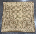 Tapete Casa Caiada - Pura Lã Bordada - Ponto Padrão Mosaico ClássicoExcepcional tapete brasileiro, bordado à mão em ponto Casa Caiada sobre tela de algodão. Composição 100% lã (frente) e algodão (forro). Apresenta padrão mosaico geométrico/floral em paleta clássica de tons de bege, marrom e verde-oliva. Peça de notável densidade e valor artístico, ideal para decoração de alto padrão. Medidas: 215 x 210 cm.