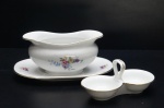 MZ Czechoslovakia (1922-1945) - Molheira e porta-ovos confeccionados em porcelana tcheca, fundo branco. Adornados ramos de flores e folhagens em rica policromia. Borda e motivos filetados à ouro folha. Marca da Manufatura no fundo. Molheira: 9 x 21,5 x 13 cm / Porta-ovos: 15 x 8 cm.
