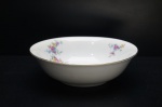 MZ Czechoslovakia (1922-1945) - Elegante saladeira confeccionada em porcelana tcheca, fundo branco. Adornada com ramos de flores e folhagens em rica policromia. Borda e motivos filetados à ouro folha. Marca da Manufatura no fundo. Diâm. 25 cm.