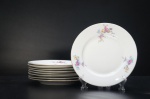 MZ Czechoslovakia (1922-1945) -  Oito(8), pratos para sobremesa confeccionados em porcelana tcheca, fundo branco. Adornada com ramos de flores e folhagens em rica policromia. Borda e motivos filetados à ouro folha. Marca da Manufatura no fundo. Diâm. 19,5 cm.