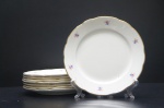 Elegante conjunto composto por Oito (8), Pratos rasos, cada um com diâmetro aproximado de 23 cm, marcados com a inscrição S. Richards  Made in Italy  871 no verso. Fabricados com refinamento em porcelana italiana de tonalidade branca, as peças trazem delicado motivo floral policromado ao longo da borda e acabamento em filete dourado, conferindo leveza, sofisticação e apelo decorativo.Produção e marcação que remetem à tradição italiana de louças de mesa no século XX  a marca Società Ceramica Richard (também conhecida como Richard) foi documentada já no final do século XIX em Milão, o que sugere que peças marcadas Made in Italy com numeração como 871 provavelmente datem de meados do século XX, em linha com produção industrial de louças finas italianas.