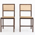Par de Cadeiras em Jacarandá e Palhinha (Design Moderno Brasileiro)Um excepcional par de cadeiras de jantar, Déc. 50. Uma homenagem à sofisticação discreta do modernismo brasileiro.Estas peças são talhadas em Jacarandá, uma madeira de inestimável valor e beleza, cuja tonalidade profunda acentua a pureza das linhas. O design, de rigorosa geometria, encontra o contraponto orgânico na palhinha natural tecida, que reveste o assento e o encosto com leveza e primor.O conjunto oferece uma presença distinta e atemporal, representando a união perfeita entre a nobreza da matéria-prima e a clareza da forma. É um convite ao colecionismo de peças de alta marcenaria.Dimensões: Altura: 90 cm x Largura: 42 cm x Profundidade: 42 cm.