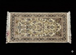 Tapete Oriental Indiano (Hindu Tabriz) . (155 x 95 cm)Este é um elegante tapete de estilo oriental, provavelmente de origem indiana, medindo 155 cm de comprimento por 95 cm de largura. O tapete apresenta um design floral e botânico tradicional extremamente intrincado. O campo central é dominado por uma densa rede de motivos de videiras, folhas e flores estilizadas, com um desenho central proeminente que sugere um vaso ou arranjo floral. A paleta de cores é clássica e equilibrada, utilizando um fundo de cor clara (bege, creme ou marfim) em contraste com os detalhes do desenho em tons escuros de marrom, verde-oliva e azul-marinho. Todo o campo é emoldurado por bordas largas e ricamente detalhadas que contêm padrões repetitivos, conferindo uma moldura sofisticada. A construção sugere um pelo baixo e nós finos, característicos de tapeçarias orientais de qualidade, finalizado com franjas brancas em ambas as extremidades. O estilo geral é clássico persa adaptado, sendo uma peça decorativa que adiciona elegância e sofisticação artesanal a qualquer ambiente. (pequena parte manchada).