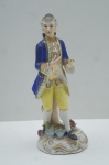 Graciosa estatueta francesa, séc. XIX. Confeccionada em porcelana representando "Fidalgo". Adornado com trajes de época em rica policromia. Marcado no fundo. (Braço esquerdo colado). Alt. 20 cm.