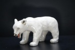 Escultura retratando urso polar confeccionado em cerâmica vitrificada, fundo madre-pérola. (orelha colada e pequeno bicado no fucinho). Medidas: 16 x 30 x 12 cm.