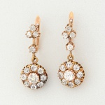 JÓIAS - Escultural par de brincos em ouro rosé 16 k no formato de flor. Diamante central com aproxim