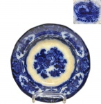 BAKER & CO - INGLATERRA SÉC. XIX - COLEÇÃO ´´INDIANAH´´ - Raríssimo e lindo prato fundo de coleção, feito em louça de ferro (Ironstone) de excepcional qualidade e renomadíssima manufatura. Adornado por riquíssima ornamentação ao melhor estilo borrão. Bom estado de conservação. Mede 21,5 cm de diâmetro da borda. NOTA: Esta peça pertence ao padrão Indianah, produzido pela tradicional fabricante inglesa Baker & Co., de Fenton, Staffordshire, região conhecida como o coração da cerâmica britânica. A empresa esteve ativa entre 1839 e 1932, destacando-se pela produção de louças de ferro vitrificadas (Ironstone China), resistentes e de acabamento refinado. O padrão Indianah, datado de meados do século XIX (cerca de 18501880), apresenta o característico desenho azul sob o vidrado (blue transferware), muito apreciado na era vitoriana. O craquelê visível no esmalte é típico do envelhecimento natural dessas cerâmicas antigas, reforçando sua autenticidade e valor histórico.