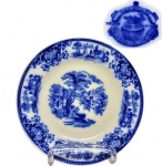 W.H. GRINDLEY & CO - INGLATERRA, FIM SÉC XIX/ INÍCIO SÉC. XX - COLEÇÃO SHANGAI - Raríssimo e lindo prato raso de coleção, feito em louça de ferro de excepcional qualidade e renomada manufatura. Adornado por riquíssima ornamentação em azul cobalto. Perfeito estado de conservação. Mede 18 cm de diâmetro. NOTA: Esta peça pertence ao padrão Shanghai, produzido pela tradicional fabricante inglesa W. H. Grindley & Co., de Tunstall, Staffordshire. A empresa esteve ativa entre 1880 e 1991, sendo reconhecida internacionalmente pela qualidade de suas louças vitrificadas (Ironstone China). O padrão Shanghai, datado de c. 18911914, apresenta o clássico desenho azul sob o vidrado (blue transferware), com motivos inspirados na arte oriental, refletindo o gosto estético da era vitoriana. A presença do craquelê natural e do carimbo com o globo terrestre reforça a autenticidade e o valor histórico desta bela peça de cerâmica inglesa.