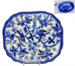 VILLEROY & BOCH - METTLACH, ALEMANHA SÉC. XIX - PADRÃO FASAN - Lendária e magnífica travessa de coleção, feita em faiança vitrificada de excepcional qualidade e renomadíssima manufatura. Adornada por riquíssima ornamentação em azul cobalto com clássicos motivos de aves e florais. Bom estado de conservação. Oportunidade única. Mede 31 x 27,5 cm.  NOTA: Esta peça pertence ao padrão Fasan, produzido pela tradicional fabricante Villeroy & Boch (V & B), da região de Mettlach, Alemanha, entre 1880 e 1910. Feita em faiança vitrificada, apresenta o clássico desenho azul sob o vidrado (blue transferware), com arabescos e ornamentos inspirados nas louças inglesas vitorianas de Staffordshire. O padrão Fasan é um dos mais reconhecidos da marca e reflete o requinte e a qualidade artesanal da produção cerâmica europeia do final do século XIX. O craquelê natural reforça sua autenticidade e histórico.