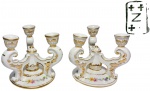 INDÚSTRIAS DE LOUÇAS ZAPPI (1918-1957) - Raríssimo e antigo par de candelabros para 3 velas de coleção, executados finamente em faiança de excepcional manufatura da lendária fábrica já extinta. Lindo trabalho floral com ricos filetes á ouro. Bom estado de conservação. Brasil Século XX. Medem 15,5 cm de altura x 14,5 cm de diâmetro aproximadamente cada. NOTA: A história da porcelana Zappi começa com o empresário italiano Giuseppe Zappi, que fundou a Indústria de Louças Zappi S/A em São Paulo em 1918. A fábrica, que funcionou até 1957, ganhou reconhecimento internacional por seus produtos sofisticados, sendo premiada em exposições em Londres, Bruxelas e Paris. Giuseppe Zappi migrou para o Brasil em 1913 e se tornou uma figura importante para o desenvolvimento da indústria de louça branca no país. 