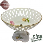 M. REDON - BARNY & RIGONI - LIMOGES, FRANÇA - FIM DO SÉC. XIX - Raríssima e linda fruteira, finamente executada em antiga porcelana de excelente qualidade e renomadíssima manufatura, trabalho fenestrado, ornamentação floral e ricos filetes á ouro. Bom estado de conservação, possui discreto e imperceptível bicado na base conforme foto extra. Mede 16,5 cm de altura x 24 cm de diâmetro da borda tiotada. Oportunidade única.