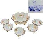 SANTANA - Lindo e clássico jogo de sobremesa, composto por 1 bowl e 5 tigelas, feitas em porcelana de ótima qualidade nacional, bordas tiotadas, ornamentação floral e ricos filetes á ouro. Bom estado de conservação. Bowl mede 10 cm de altura x 21 cm de diâmetro da borda. Tigelas medem 5 x 10,5 cm cada.