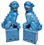 Clássico e grande par de expressivos cães de fó, executados em antiga faiança chinesa, rico em movimentos. Perfeito estado de conservação. Medem 26 cm de altura x 9 x 6 cm da base cada. NOTA: Os Cães de Fó são os antigos cães sagrados da Ásia, que guardavam, e guardam, os templos budistas. A associação entre esses cães e Buda é de grande significado. Os Cães de Fó têm a aparência de um leão. O leão na religião budista é visto como sagrado, e por vezes tem sido oferecido ao Buda como um sacrifício