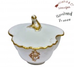HAVILAND & CO - LIMOGES, FRANÇA - Delicada e raríssima compoteira, finamente executada em porcelana de excepcional qualidade e renomada manufatura. Adornada por ricos filetes á ouro, possui monograma. Bom estado de conservação, mede 6,5 cm de altura x 7,5 x 7,5 cm da borda. França, início do Século XX.