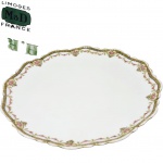 LIMOGES, FRANÇA - Elegante e raro prato de serviço para sobremesa, executado finamente em antiga porcelana de excelente qualidade e manufatura, adornado por riquíssima ornamentação floral. Elevado sobre base tiotada com filetes á ouro. Perfeito estado de conservação, mede 4,5 cm de altura x 23 cm de diâmetro da borda. França, meados do Século XX.