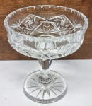 REPÚBLICA TCHECA - Lindíssimo e elegante centro de mesa, feito em cristal da Bohemia de excelente qualidade e renomada manufatura, adornado por clássica variação de lapidações em tonalidade translúcida. Perfeito estado de conservação, mede 16,5 cm de altura x 15 cm de diâmetro da borda. Rep. Tcheca, meados do Século XX.