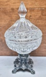ALEMANHA - Charmosa compoteira, feita em cristal de ótima qualidade e manufatura, adornada por rica variação de lapidações, apoiada sobre base rosqueada de metal trabalho de excelente fundição. Bom estado de conservação. Mede 21 cm de altura x 11 cm de diâmetro da borda. Alemanha, meados do Século XX.