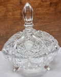 REPÚBLICA TCHECA - Clássica e linda compoteira, feita em cristal da Bohemia de excelente qualidade e manufatura, adornada por riquíssima variação de lapidações em tonalidade translúcida. Apoiada sobre 3 pés recurvos firmes de mesmo feitio. Perfeito estado de conservação, mede 17 cm de altura x 15 cm da borda. Rep. Tcheca, meados do Século XX.