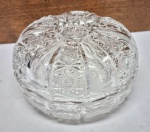 REPÚBLICA TCHECA - Rara e belíssima caixa porta joias, feita em cristal da Bohemia de excelente qualidade e manufatura, em formato circular adornada por riquíssima variação de lapidações em tonalidade translúcida. Perfeito estado de conservação, mede 7 cm de altura x 12,5 cm de diâmetro. Rep. Tcheca meados do Século XX.