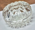 Linda caixa porta joias, executada em cristal de ótima qualidade, adornada por rica lapidação em tonalidade translúcida. Perfeito estado de conservação, mede 5,5 cm de altura x 9 cm de diâmetro da borda.