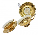 Belíssimo par de xícaras para café, feitas em porcelana de ótima qualidade, adornadas por riquíssima pintura á mão com ouro. Perfeito estado de conservação. Medem 5 cm de altura x 12 cm de diâmetro dos pires cada.