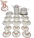 PORZELLANFABRIK SCHONWALD AKTIENGESELLSCHAFT - BAVARIA, ALEMANHA INÍCIO SÉC.XX - ´´COLEÇÃO RICO´´ - Raríssimo e lindo aparelho de chá e café, peças executadas em porcelana de excelente qualidade e manufatura, adornadas por belíssima ornamentação floral e rios filetes á ouro. Composto por 6 xícaras para chá e 6 para café com seus respectivos pires, 1 bule, 1 chaleira, 1 manteigueira, 1 açucareiro e 4 pratos rasos para sobremesa. Bom estado de conservação. Xícaras para chá medem 6,5 cm de altura x 14,5 cm de diâmetro da borda, bule mede 20,5 cm de altura x 20,5 cm de comprimento x 8,5 m de  iâmetro da borda. Pratos medem 17,5 cm de diâmetro. Alemanha, início do Século XX.