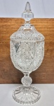 Grande e elegante potiche, executado finamente em cristal de ótima qualidade, adornado por rica variação de lapidações em tonalidade translúcida. Perfeito estado de conservação, mede 35 cm de altura x 12 cm de diâmetro da borda.