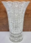 REPÚBLICA TCHECA - Belíssimo e clássico vaso, finamente executado em cristal chumbo da Bohemia de excelente qualidade e manufatura, adornado por magnífica variação de lapidações em tonalidade translúcida. Mede 26 cm de altura x 18 cm de diâmetro. Bom estado de conservação, possui discretíssimo bicado na borda e imperceptível conforme fotos extras, por isso o valor abaixo. Oportunidade!