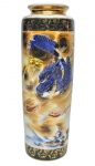 Lindo vaso finamente executado em porcelana de boa qualidade e manufatura oriental, adornado por riquíssima pintura á mão. Perfeito estado de conservação, mede 24,5 cm de altura x 6,5 cm de diâmetro da borda.