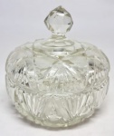 Linda compoteira executada em cristal de ótima qualidade, adornada por rica lapidação em tonalidade translúcida. Bom estado de conservação, mede 10,5 cm de altura x 9 cm de diâmetro da borda.