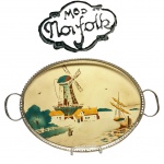 MOD NORFOLK - CERÂMICAS MATARAZZO - Linda e rara bandeja, executada em faiança de ótima qualidade e manufatura nacional, adornada por rico trabalho esmaltado e grade em relevo com trabalho vazado em metal prateado de boa fundição. Mede 3 cm de altura x 44 cm de alça á alça x 27 cm de largura. Bom estado de conservação, possui desgaste nas alças e no banho da grade e fio de cabelo na faiança. NOTA: A Cerâmica Matarazzo teve, além de suas marcas tradicionais, ao menos seis marcas fantasia, que parecem ter sido usadas para linhas diferenciadas de decoração: Dresden e London para jogos com rica decoração floral ou de frutas; Mod Cambridge para jogos com cenas inglesas; Mod. Oxford para a decoração ave do paraíso (Yuan ou Mongólia); Mod. Norfolk para decorações mais simples variadas; e a Mod. Kanton para decoração azul pombinho (Willow).É comum encontrar jogos em que peças marcadas Dresden, London ou Mod. Cambridge estão misturadas com peças apresentando a marca tradicional do brasão, tanto para a unidade São Paulo, quanto para a unidade São Caetano.É comum ainda que os vendedores de louça antiga se confundam, e as anunciem como louça inglesa, alemã e oriental.