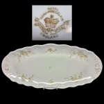 JOHNSON BROS - INGLATERRA INÍCIO SÉC. XX - Grandiosa e linda travessa de coleção, executada em faiança de excelente qualidade e manufatura, belíssima ornamentação floral e filetes á ouro. Mede 62 x 29 cm. Bom estado de conservação, desgastes nos filetes á ouro somente.