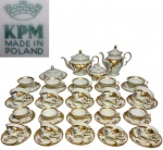 Krister Porzellan-Manufaktur - KPM - POLÔNIA - Majestoso aparelho de chá e café, peças elegantemente executadas em porcelana de excepcional qualidade e renomada manufatura. Adornadas por belíssima ornamentação floral e riquíssimos filetes e coberturas á ouro em relevo. Composto por 10 xícaras para chá e 10 para café com seus respectivos pires, 1 bule, 1 chaleira, 1 açucareiro e 1 manteigueira. Xícaras para chá medem 6,5 cm de altura x 15 cm de diâmetro dos pires. Em perfeito estado de conservação. Polônia meados do Século XX. Oportunidade!