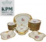 Krister Porzellan-Manufaktur - KPM - POLÔNIA - Majestoso aparelho de jantar e sobremesa, peças elegantemente executadas em porcelana de excepcional qualidade e renomada manufatura. Adornadas por belíssima ornamentação floral e riquíssimos filetes e coberturas á ouro em relevo. Composto por 20 pratos rasos para jantar e 18 para sobremesa, 1 sopeira, 1 travessa oval grande e 2 saladeiras fundas de formato quadricular Em perfeito estado de conservação. Polônia meados do Século XX. Oportunidade única. Sopeira mede 19 cm de altura x 32 cm de alça á alça aproximadamente, pratos para jantar medem 24,5 cm de diâmetro cada e travessa 44,5 x 30,5 cm.
