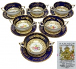 PARAGON - INGLATERRA - FORNECEDORA OFICIAL DE PORCELANAS PARA A RAINHA ELIZABETH - Lendário e magnífico jogo de 6 xícaras Consommé com seus respectivos pires, executadas finamente em porcelana de ossos de excepcional qualidade e renomadíssima manufatura, adornadas por linda ornamentação floral, bela tonalidade azul cobalto e riquíssimos filetes e coberturas á ouro. Perfeito estado de conservação. Inglaterra, primeira metade do Século XX. Medem 6 cm de altura x 14,5 cm de diâmetro dos pires cada. Oportunidade única!