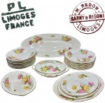 PL LIMOGES - M. REDON - FRANÇA, INÍCIO SÉC. XX - Magnífico e raro aparelho de jantar, peças executadas finamente em antiga porcelana de excepcional qualidade e renomada manufatura, adornadas por lindíssima ornamentação floral e riquíssimos filetes á ouro. Composto por 8 pratos rasos para jantar, 8 pratos fundos para sopa, 1 sopeira, 1 saladeira e 5 travessas ovais, sendo 1 grandiosa. Peças em bom estado de conservação. França, fim do Século XIX/ Início do Séc. XX. Oportunidade única! Travessa maior mede 58 x 23,5 cm. Sopeira mede 10,5 cm de altura x 29 cm de comprimento x 17 cm de largura. Pratos para jantar medem 24,5 cm cada.