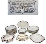 ALFRED MEAKIN - ´´COLEÇÃO HARMONY SOLWAY´´ - INGLATERRA INÍCIO SÉC. XX - Raríssimo e imponente aparelho de jantar, peças finamente executadas em porcelana de excepcional qualidade e renomada manufatura, adornadas por belíssimo trabalho em tons de azul cobalto, ornamentação floral e ricos filetes á ouro. Composto por 20 pratos para jantar, 10 pratos fundos para sopa, 8 pratos rasos para sobremesa, 3 travessas, 1 molheira, 1 bowl e 1 sopeira. Inglaterra, Décadas de 20/30. Sopeira mede 12 cm de altura x 26 cm de comprimento x 23,5 cm de largura. Pratos para jantar medem 25,5 cm de diâmetro e travessa maior 32 x 23 cm. Oportunidade única! Bom estado de conservação, leves desgastes naturais do tempo, tampa do sopeira com discreto bicado conforme fotos extras.