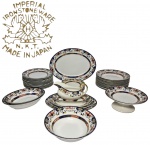 N.K.T. - JAPÃO DÉC. 50/60 - IMPERIAL - Raríssimo e magnífico aparelho de jantar, peças finamente executadas em porcelana vitrificada (Ironstone Ware), peças adornadas por lindíssimo e rico trabalho com tonalidades vibrantes ao melhor estilo Imari. Composto por 12 pratos rasos para jantar, 12 pratos fundos para sopa, 6 pratos rasos para sobremesa, 4 travessas ovais, 2 saladeiras, 1 molheira com presentoir, 1 bowl e 1 prato alto de serviço. Peças em bom estado de conservação. Bowl mede 6,5 cm de altura x 22,5 cm de diâmetro da borda, pratos para jantar medem 22,5 cm de diâmetro cada e travessa maior mede 36,5 x 26,5 cm.