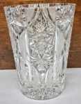 REPÚBLICA TCHECA - Belíssimo e charmoso vaso, finamente executado em antigo e pesado cristal chumbo de excelente qualidade e manufatura. Adornado por riquíssima e clássica variação de lapidações em tonalidade translúcida. Mede 19,5 cm de altura x 15,5 cm de diâmetro da borda. Rep. Tcheca meados do Século XX. Bom estado de conservação, possui discretíssimos bicados.