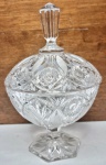 REPÚBLICA TCHECA - Linda e elegante compoteira, executada finamente em cristal da Bohemia de ótima qualidade e manufatura, adornada por rica e clássica variação de lapidações. Mede 23 cm de altura x 14 cm de diâmetro da borda. Bom estado de conservação. Meados do Século XX.