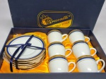 PRESENTTI - ITALY STYLE - Lindíssimo jogo de seis xícaras para café com seus respectivos pires, feitas em porcelana oriental de boa qualidade, peças adornadas por belo trabalho com tons de azul cobalto e ricos filetes á ouro. Acondicionadas em caixa original, sem uso. Perfeito estado de conservação. Xícaras medem 5,5 cm de altura x 5,5 cm de diâmetro da borda e pires medem 11,5 cm de diâmetro cada.