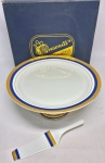 PRESENTTI - ITALY STYLE - Lindíssimo lote composto por 1 prato alto para bolo e 1 espátula, peças adornadas por belo trabalho com tons de azul cobalto e ricos filetes á ouro, feitas em porcelana oriental de boa qualidade. Acondicionadas em caixa original, sem uso. Perfeito estado de conservação. Prato mede 13,5 cm de altura x 30,5 cm de diâmetro da borda. Espátula mede 25 cm de comprimento.