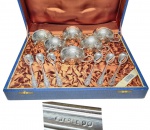 EBERLE - PRATA90 - Elegante jogo de 6 taças e 6 colheres para sobremesa, executadas em metal espessurado á prata de ótima qualidade e fundição, adornadas por riquíssima ornamentação. Peças em perfeito estado de conservação, não aparentam uso. Acondicionadas em caixa original. Taças medem 4,5 cm de altura x 9 cm de diâmetro da borda e colheres 14,5 cm de comprimento.